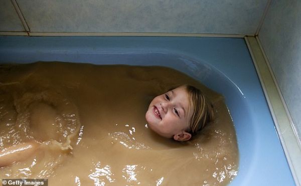 澳大利亚水质污染严重，水有多脏？小女孩用一缸污水洗澡